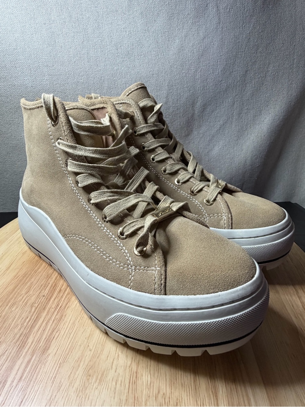 J Slide women’s Gracie Platform Sneaker